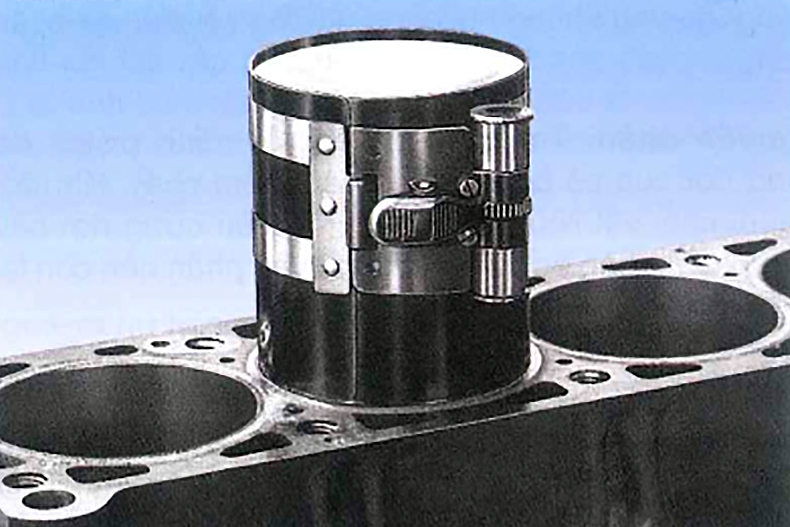 Lắp piston vào xy-lanh bằng vòng măng sét