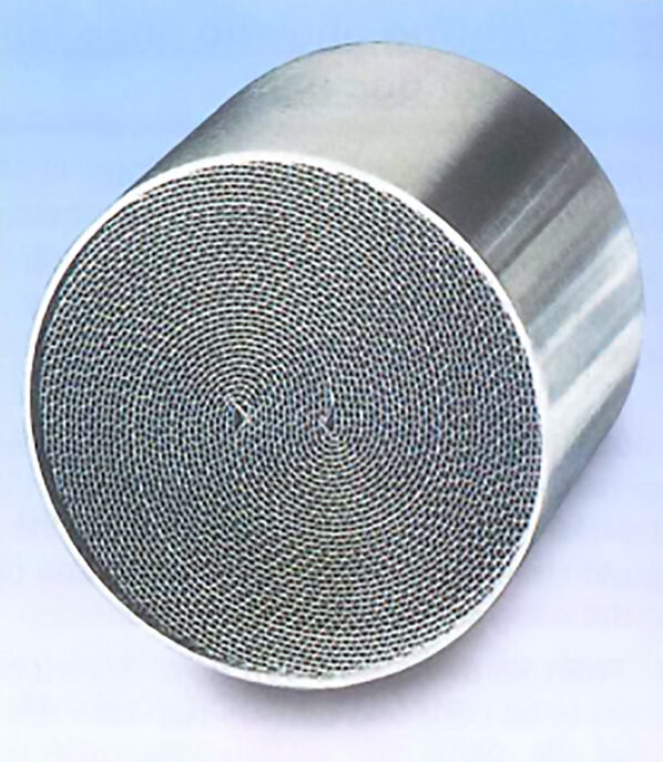 Bộ xúc tác với giá mang bằng kim loại